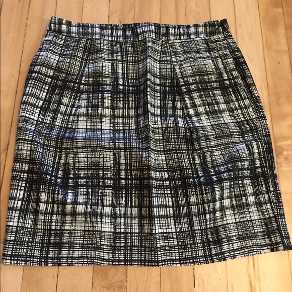 Ann Taylor Dresses & Skirts - Ann Taylor LOFT skirt size 6. Black & white design